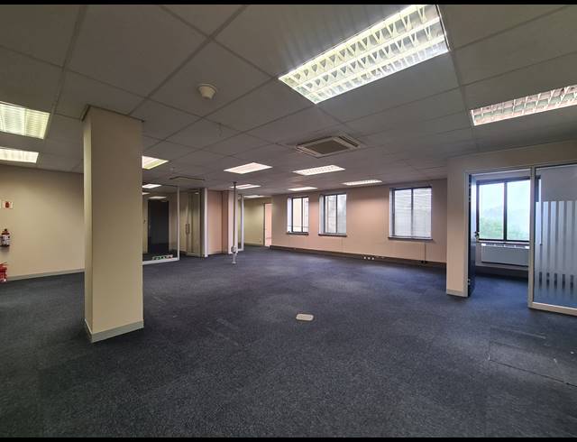 303M² OFFICE TO LET IN MAGALIESSIG